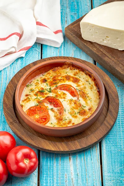 Сулугуни с томатами на кеци