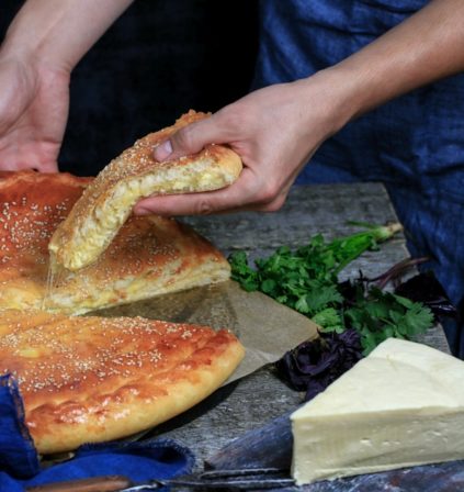 Хачапури или большой пирог с сыром