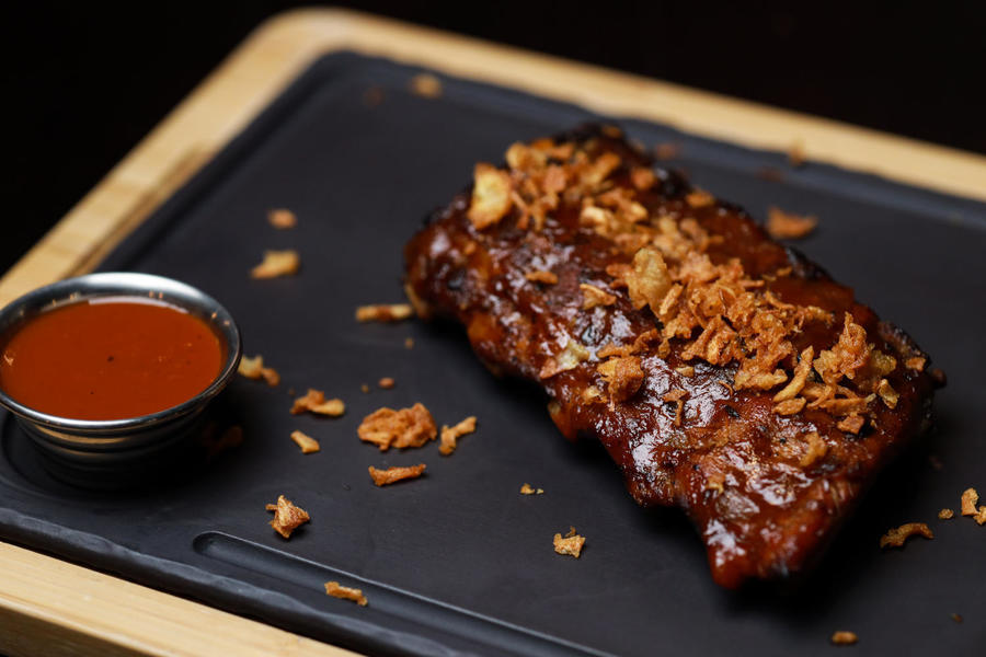 Свиные ребра BBQ с кранч луком и фасолью