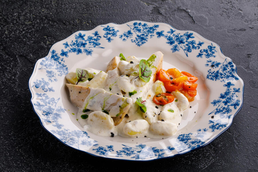 Куриная грудка с картофельными ньокками и вареньем из желтых томатов