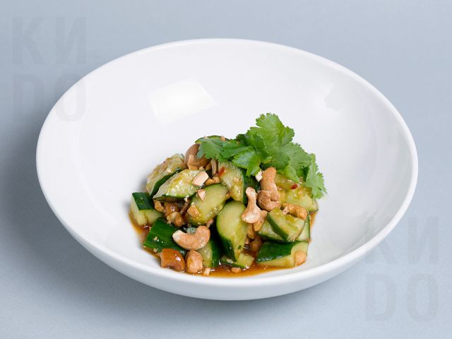 Битые огурцы с орехами кешью
