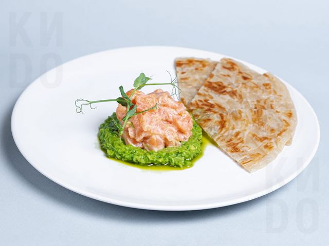 Спайси лосось с гуакамоле и лепёшками роти