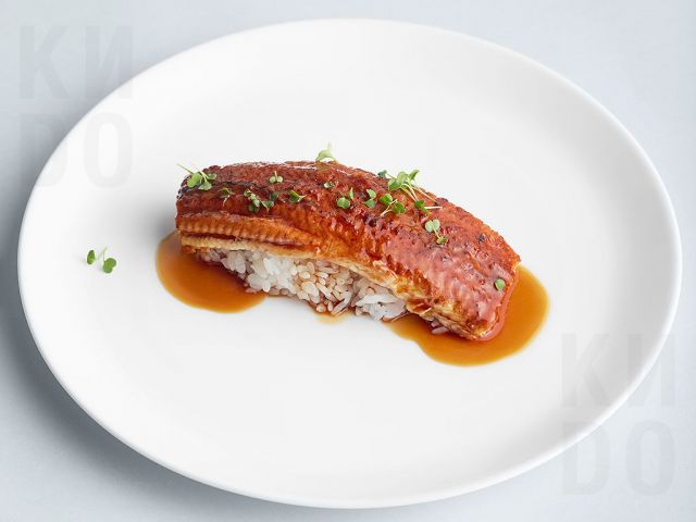 Угорь на рисе