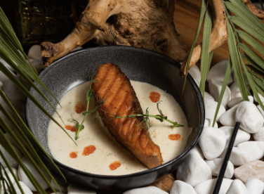 Филе лосося с икрой и овощами