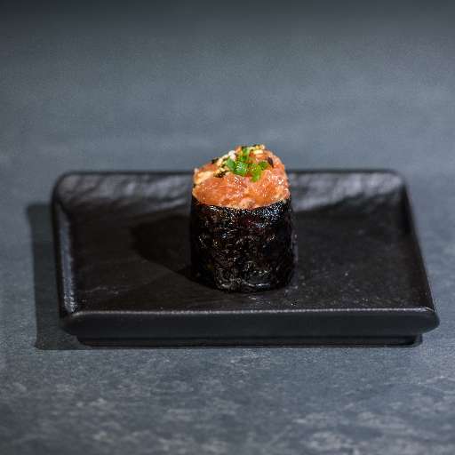 Гункан спайси Лосось