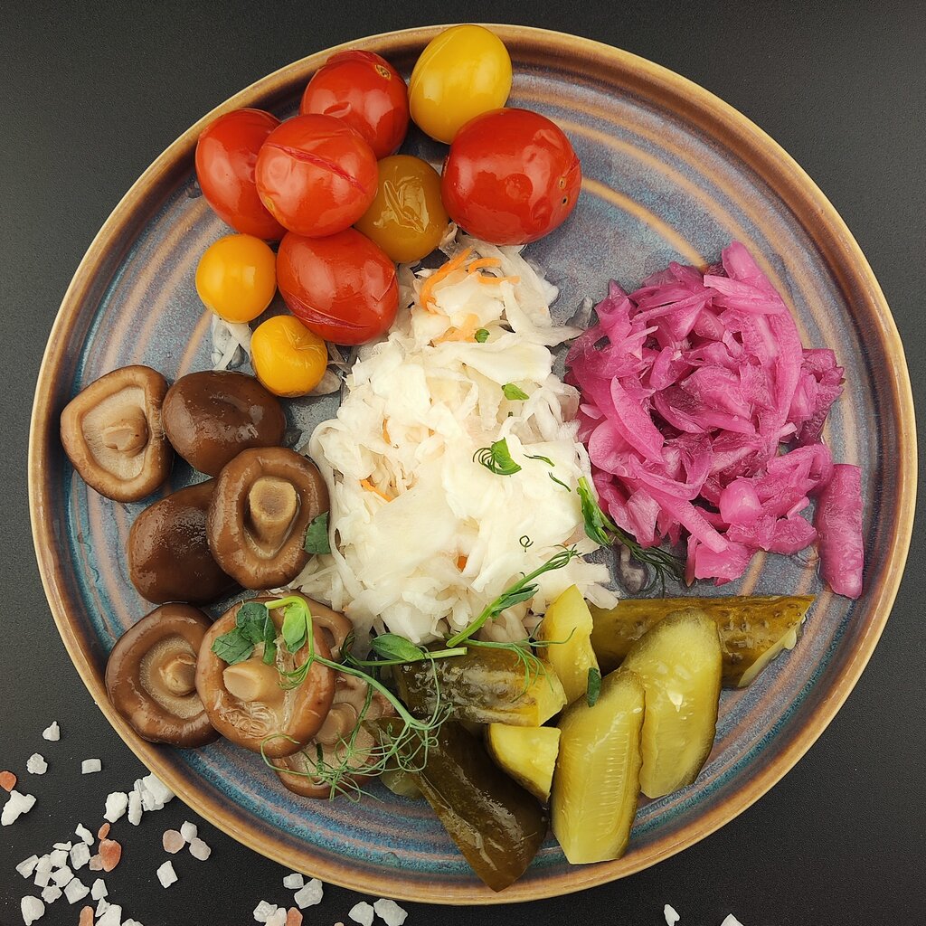 Тарелка солений из погребка