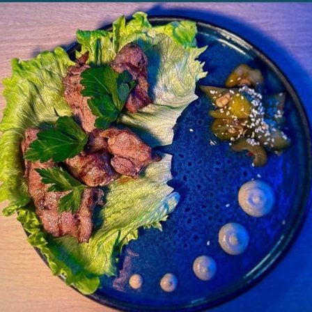 Шашлык из свинины с битыми огурцами и соусом цезарь