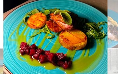 Стейк из утки в мандариновом соусе с грушей в вине и картофелем на гриле