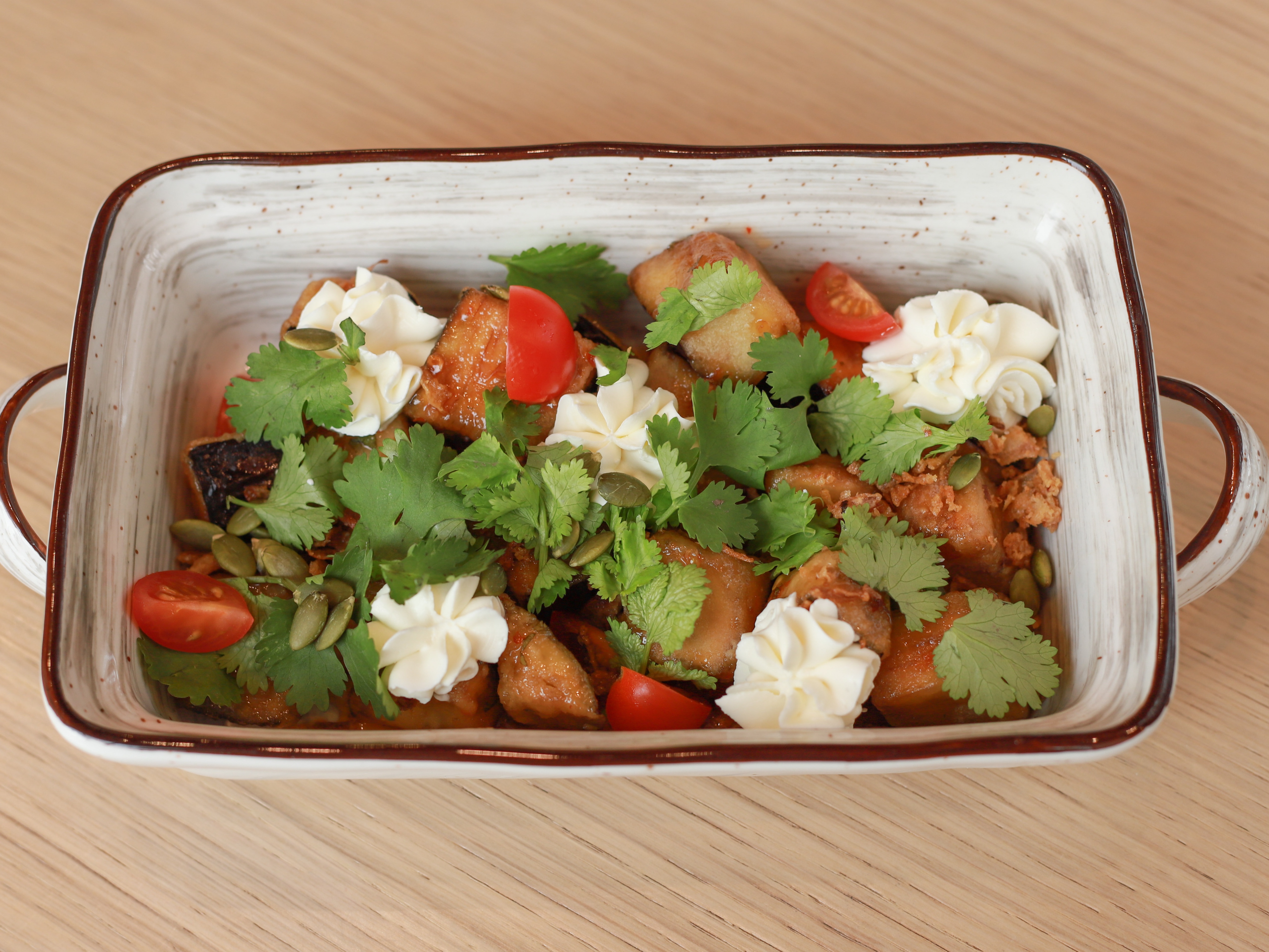 Хрустящие баклажаны с томатами в тайском соусе