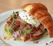Круассан с ростбифом и яйцом пашот в медово-горчичном соусе