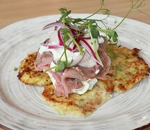 Оладьи из кабачков с ростбифом, сладким луком и чесночно-йогуртовым соусом