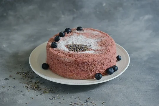 Торт Медовый с лавандой и чёрной смородиной
