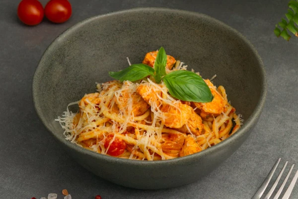Спагетти с цыпленком в томатном соусе