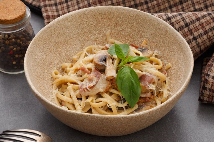 Паста с беконом и грибами