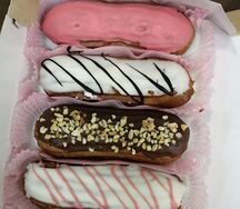 Эклер со смородиновым кремом