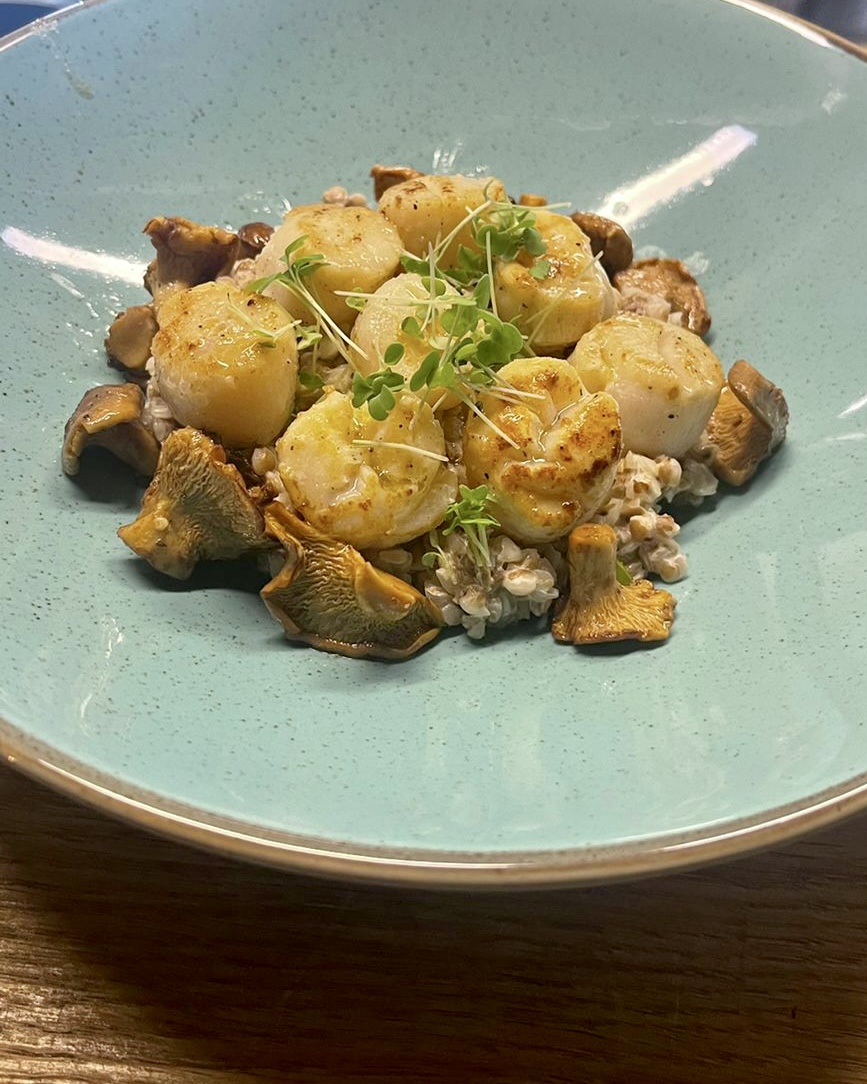 Гребешки с гречотто и грибами