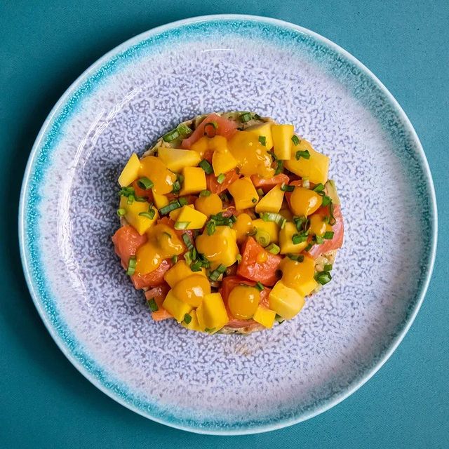 Тартар из лосося с манго и авокадо