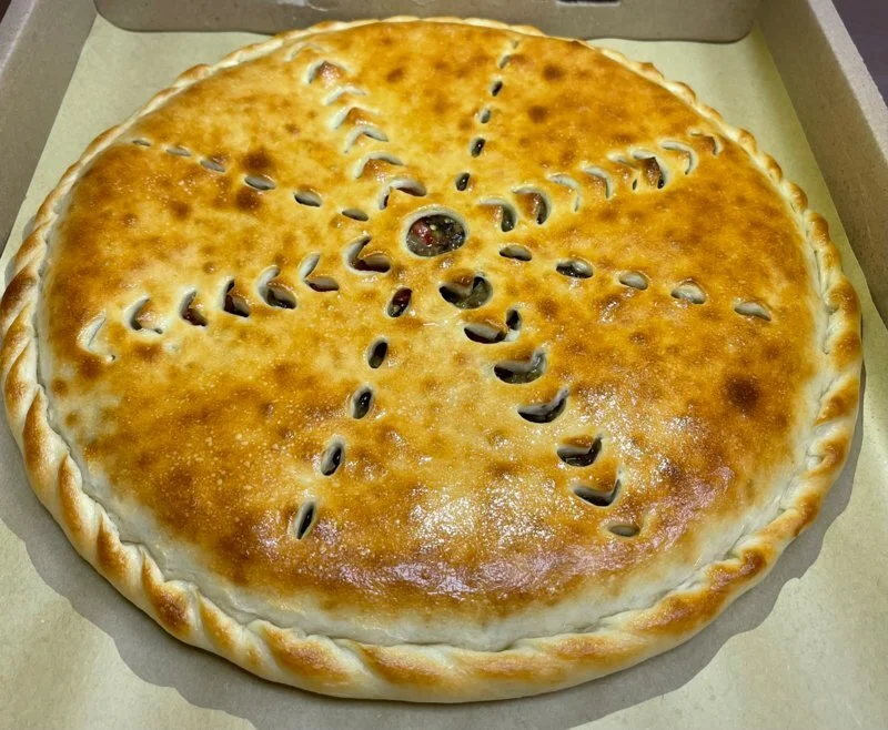Пирог двухслойный с телятиной и тушёной капустой