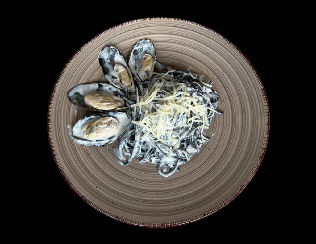 Черная паста с мидиями