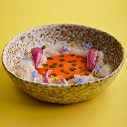 Сибас с соусом из квашенных томатов, маринованным луком и укропным ароматом