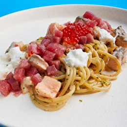 Спагетти с лососем, лангустином и тунцом