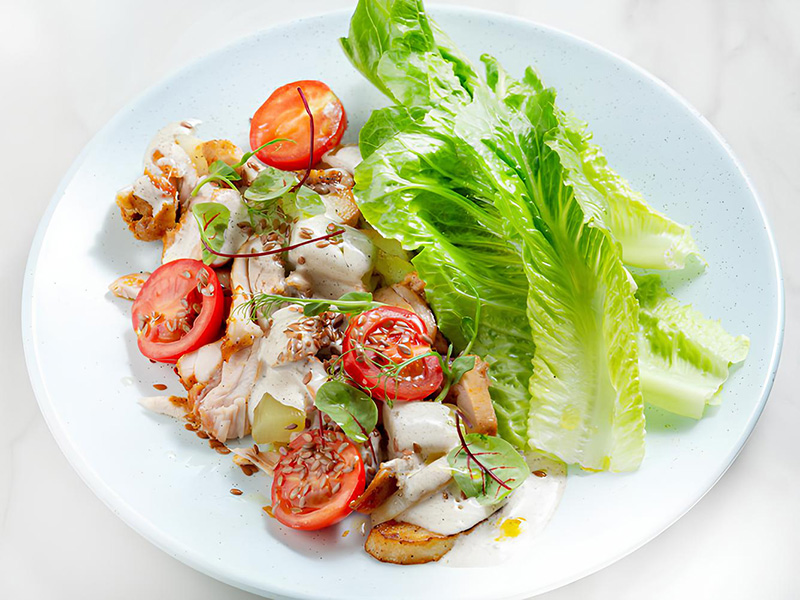 Теплый салат с мякотью куриного бедра и артишоками