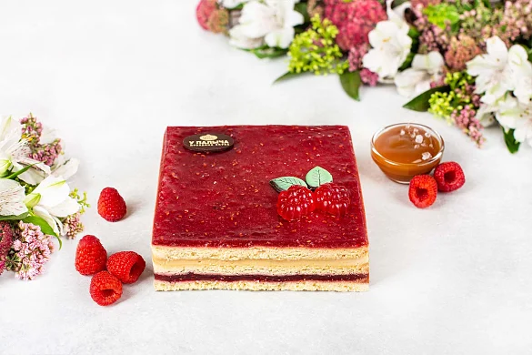Песочный торт с малиной и соленой карамелью
