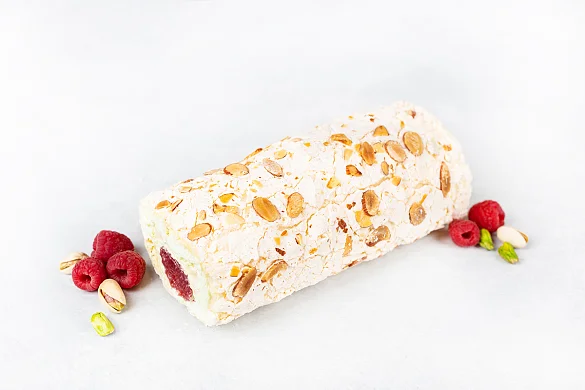 Меренговый рулет с фисташкой и малиной