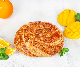 Слоеный пирог с манго и апельсином