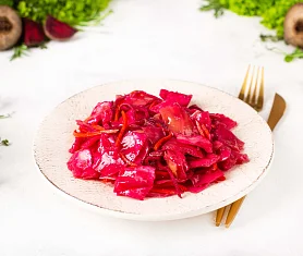 Салат из маринованной капусты со свеклой