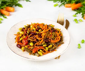 Салат с эдамаме, фасолью и сладким перцем