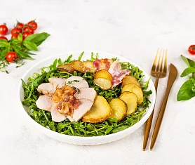 Рукола с курицей и молодым картофелем салат