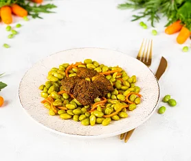 Салат с эдамаме и курицей карри