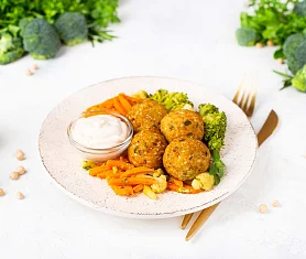 Крокеты из нута с овощами на пару с кокосово-пряным соусом