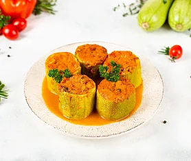 Кабачки, фаршированные овощами
