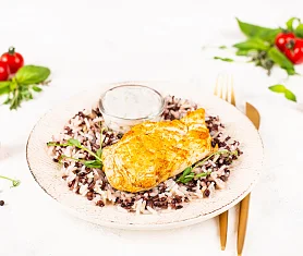Куриная грудка гриль с черным рисом и сливочно-горчичным соусом