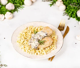 Котлетки куриные с гарниром и грибным соусом