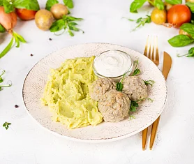 Тефтельки мясные с картофельным пюре, брокколи и сливочным соусом
