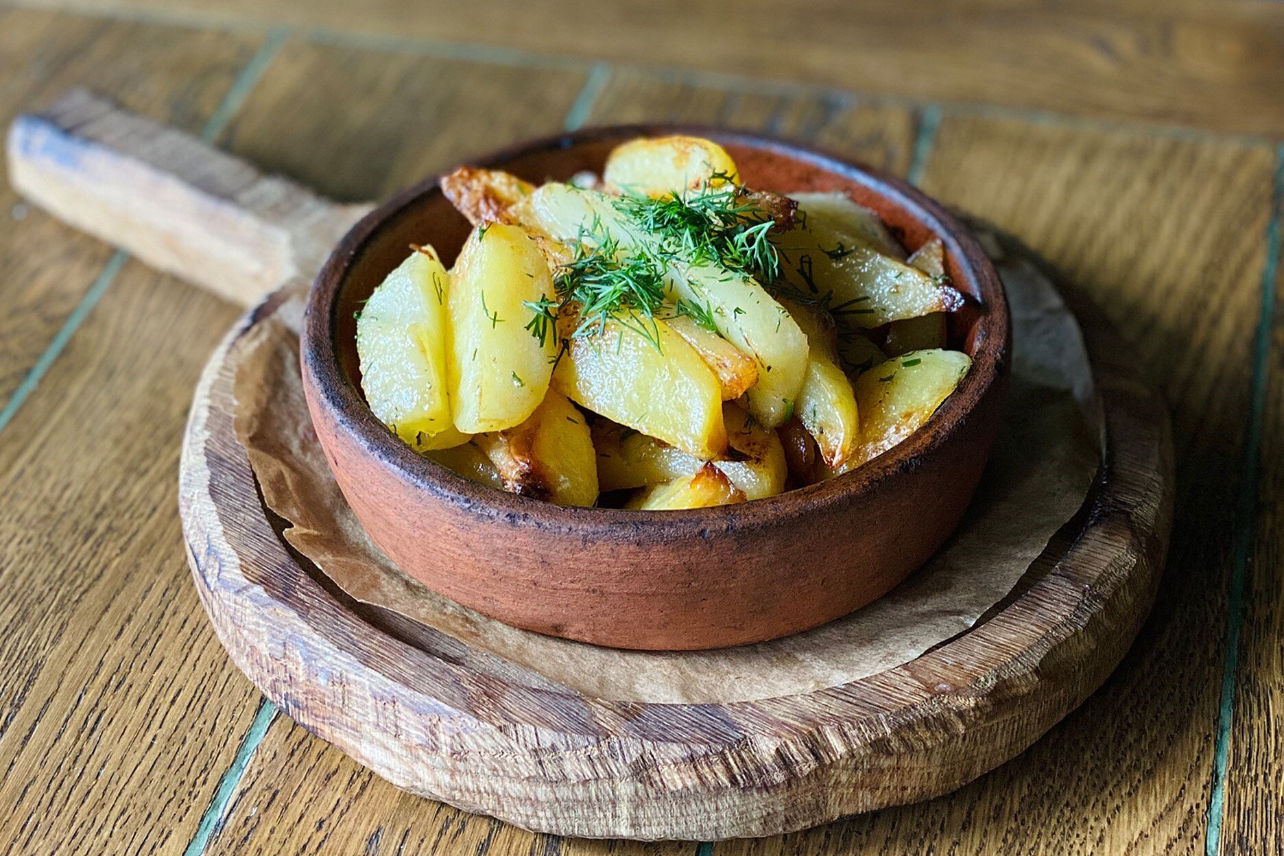 Жареная картошка на воде рецепт. Картошка с грудинкой. Жареная картошка с грудинкой. Жареная картошка с колбасой. Жареная картошка в жаровне.