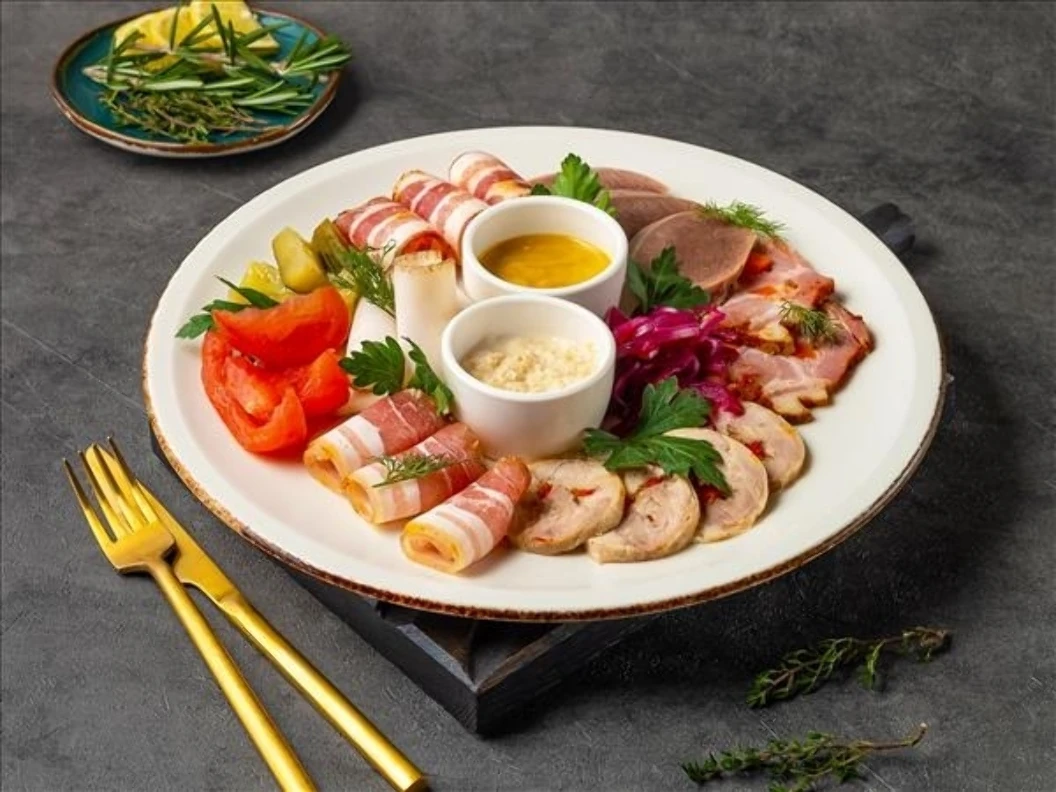 Фирменная мясная тарелка