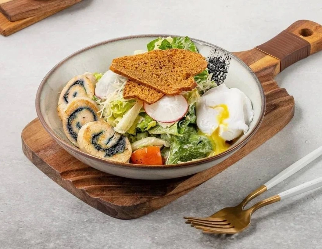 Авторский «цезарь» с курицей и яйцом пашот