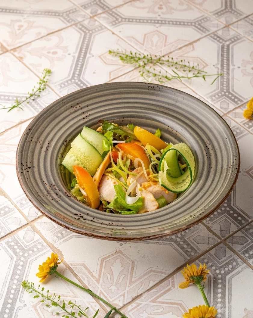 Салат с подкопчёной курицей и нектаринами
