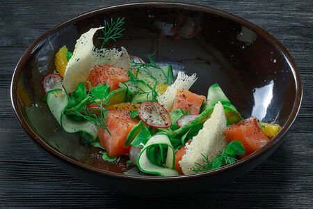 Салат со слабосоленым лососем