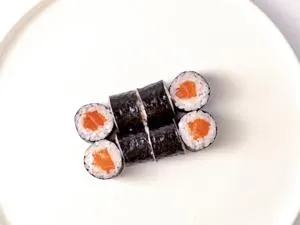 Ролл с лососем из Быстрый Японец
