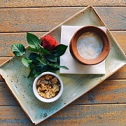 Мацони с горным медом и грецкими орехами