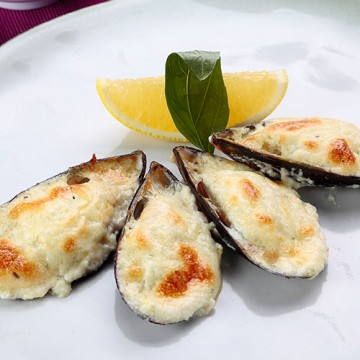 Мидии запечённые под соусом Блю Чиз