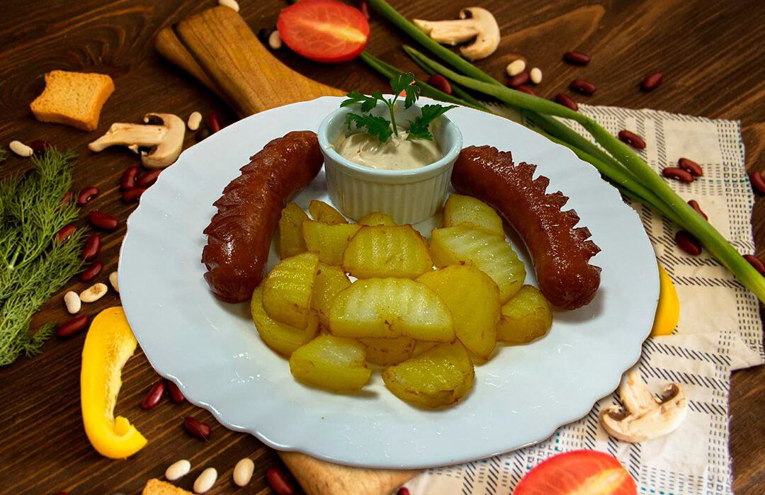 Картофель по-деревенски с колбасками