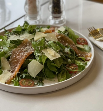 Зеленый салат со слабосоленым лососем