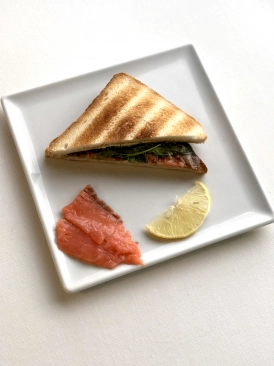 Холодный сэндвич с красной рыбой