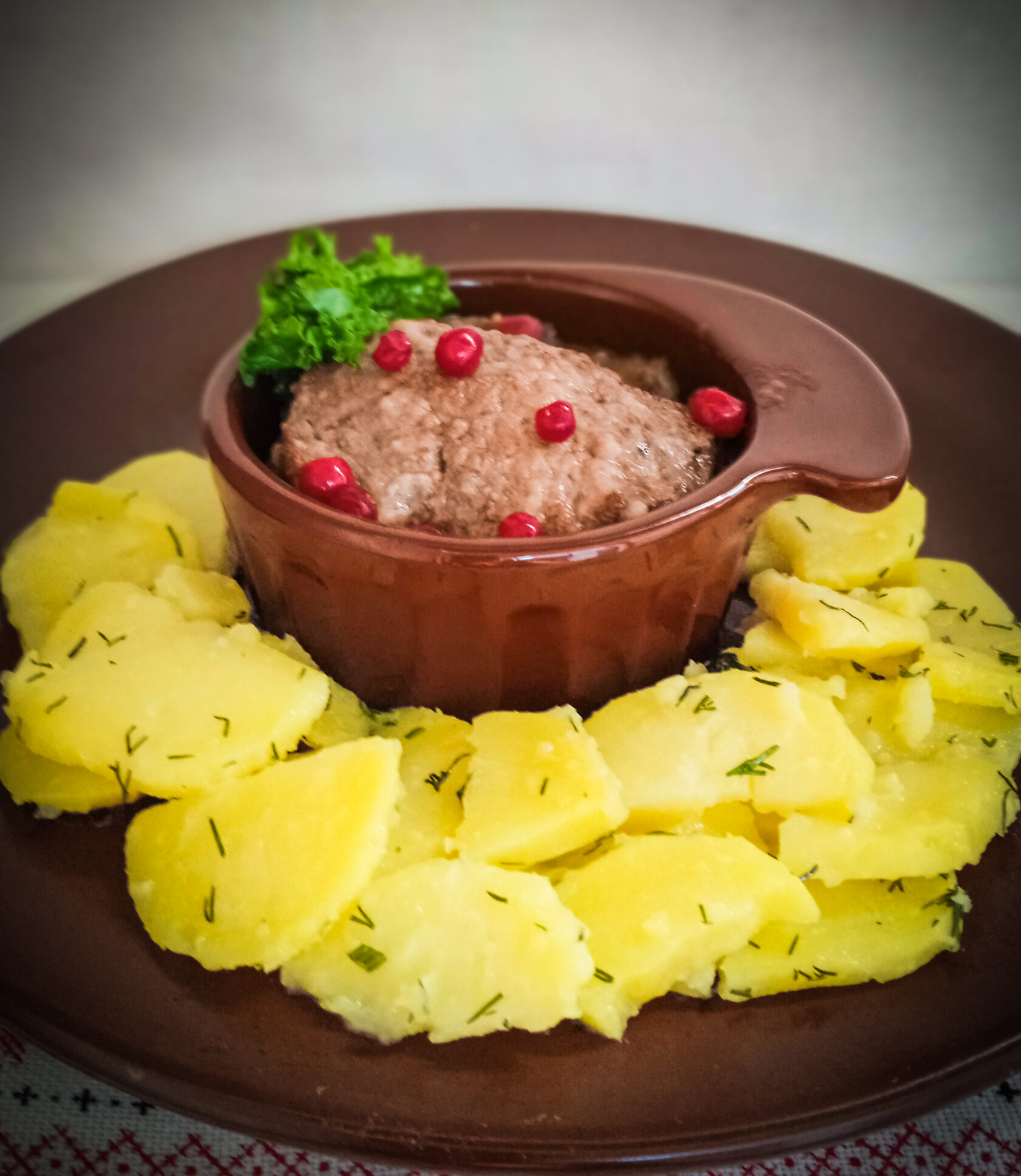 Говядина тушеная с брусникой